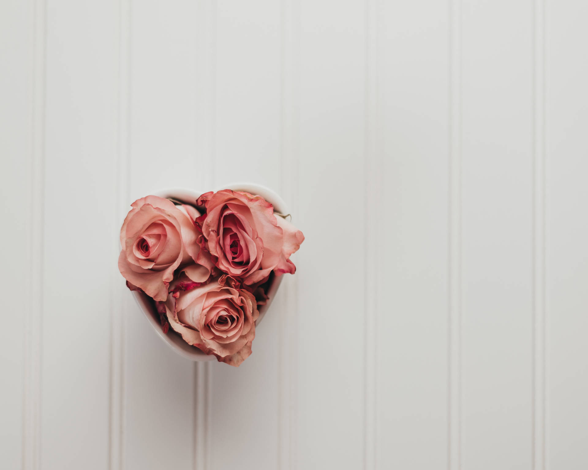 Aesthetic Heart-shaped Pink Roses Background