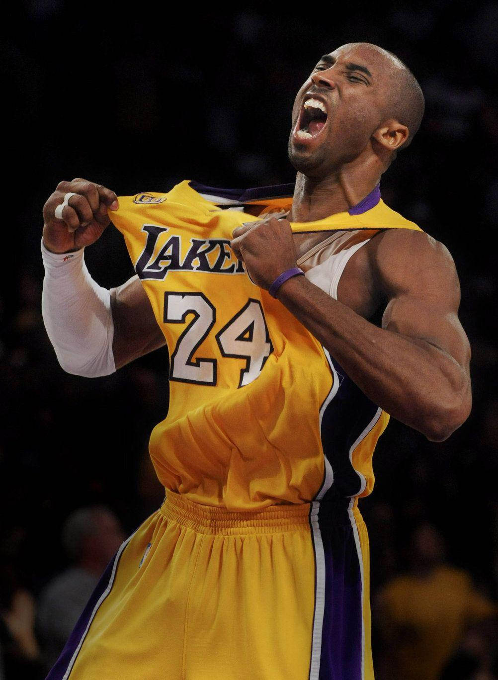 Aesthetic Kobe Bryant Shot While Shouting Background