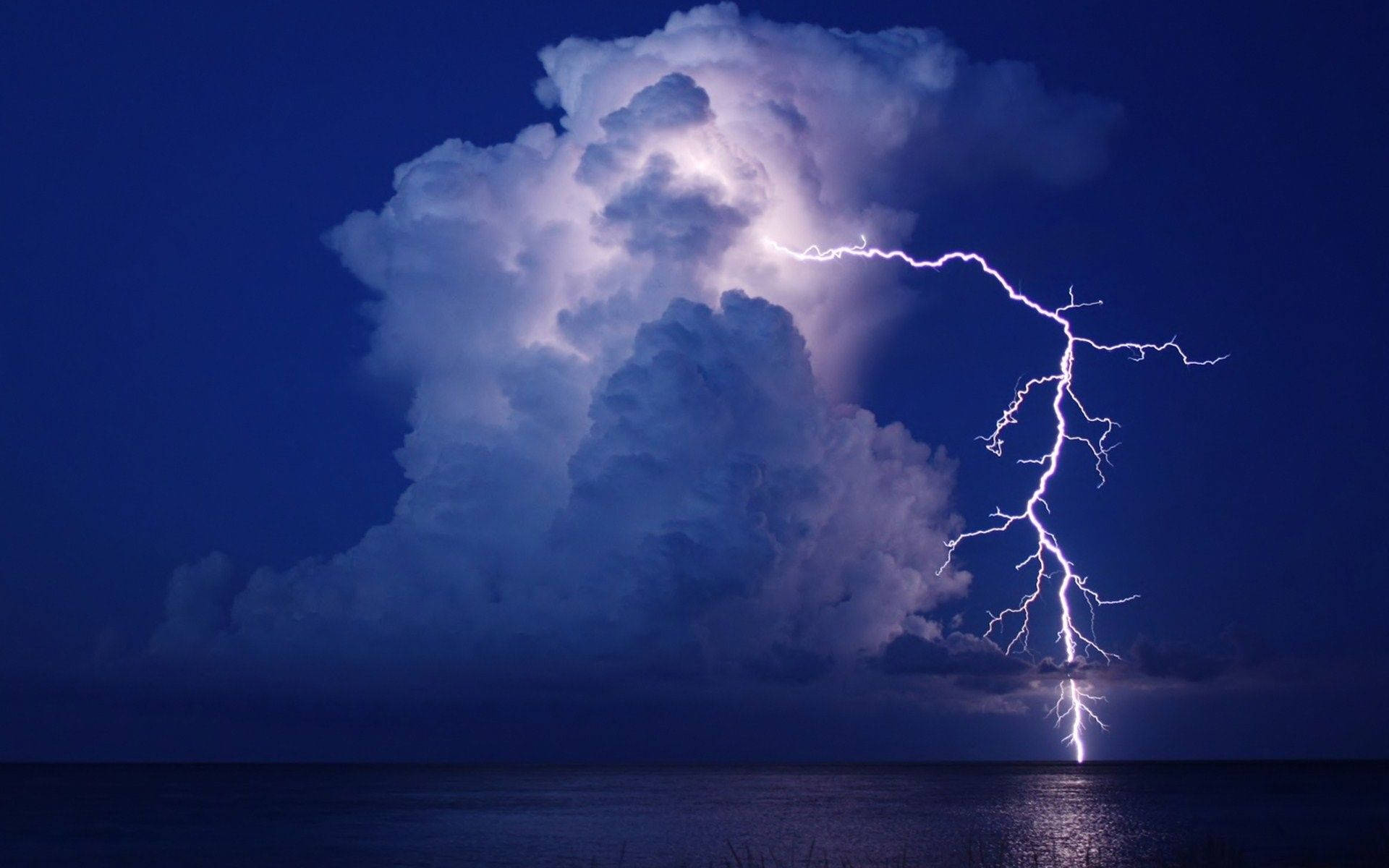 Aesthetic Lightning Clouds By The Sea Background