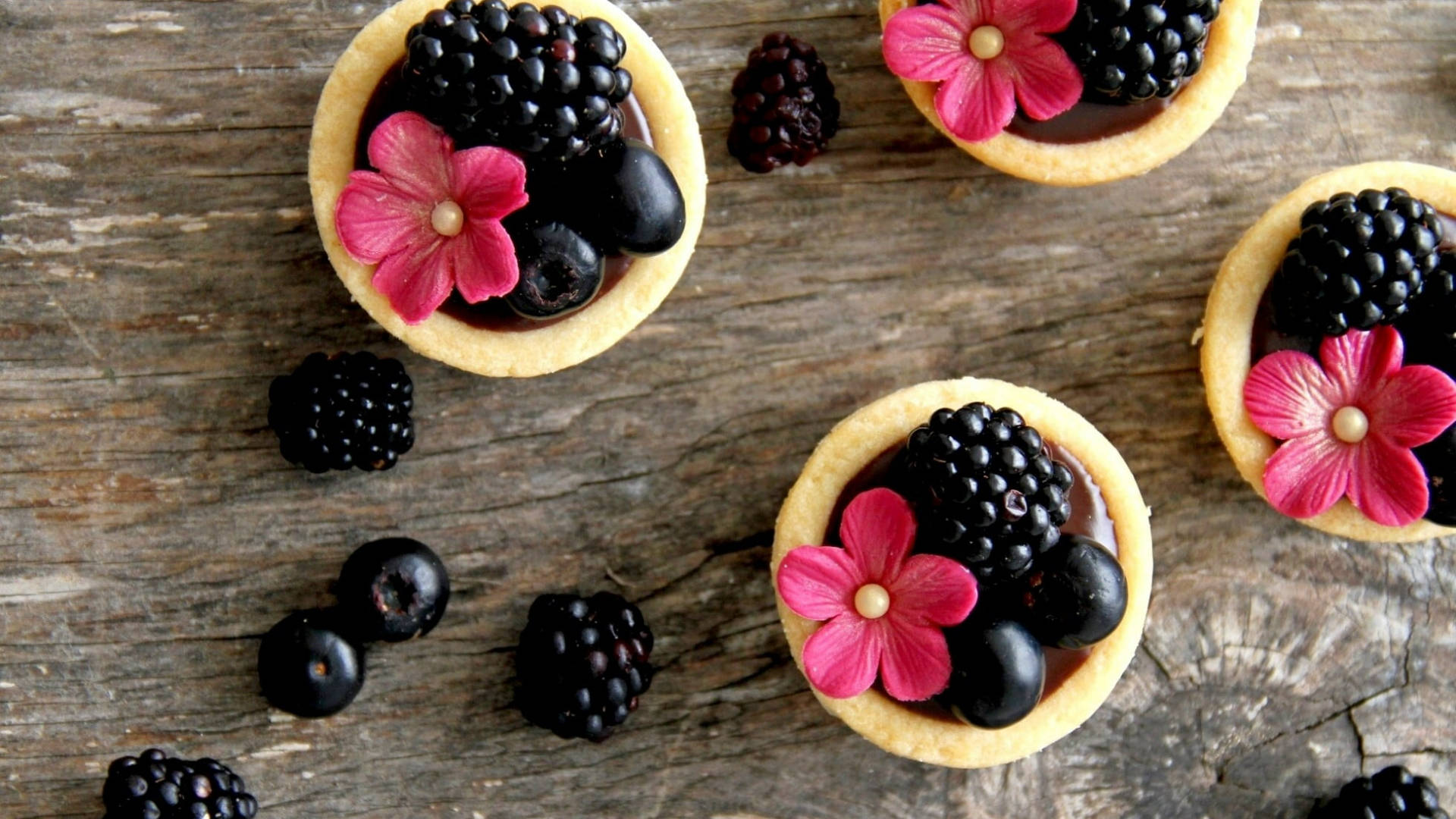 Aesthetic Mulberry Fruits And Flowers In A Bowl