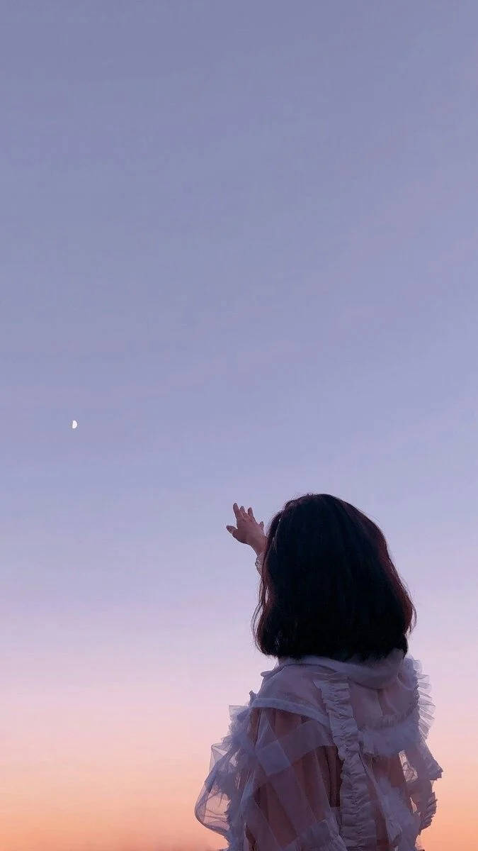 Aesthetic Phone Girl With Clear Sky Background