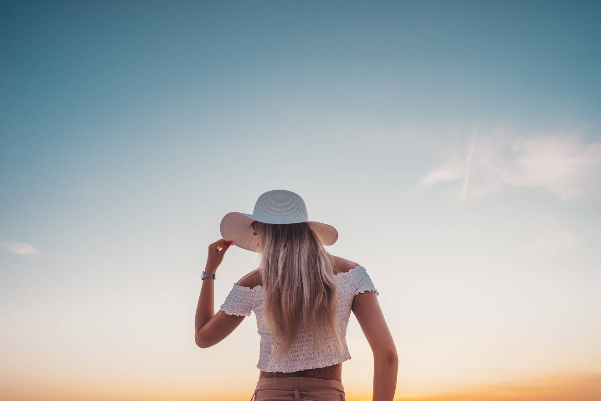Aesthetic Sky In Front Of Woman Background