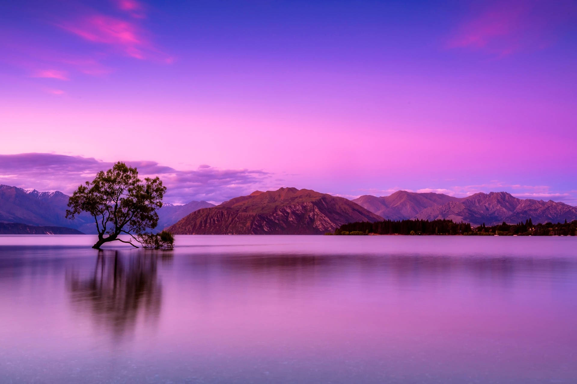 Aesthetic Sky Of Violet Over Mountains Background