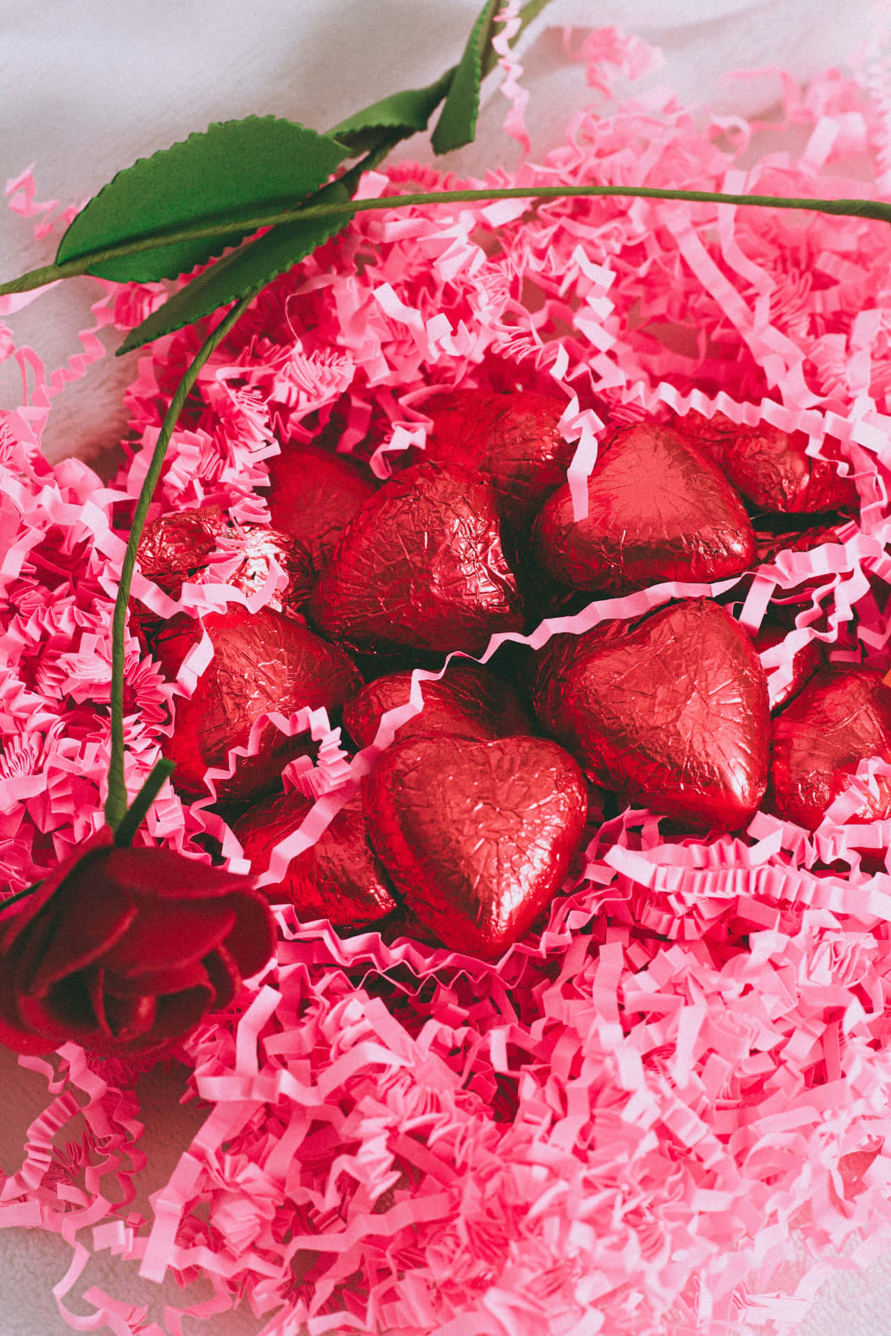 Aesthetic Valentine's Day Rose And Chocolates Background