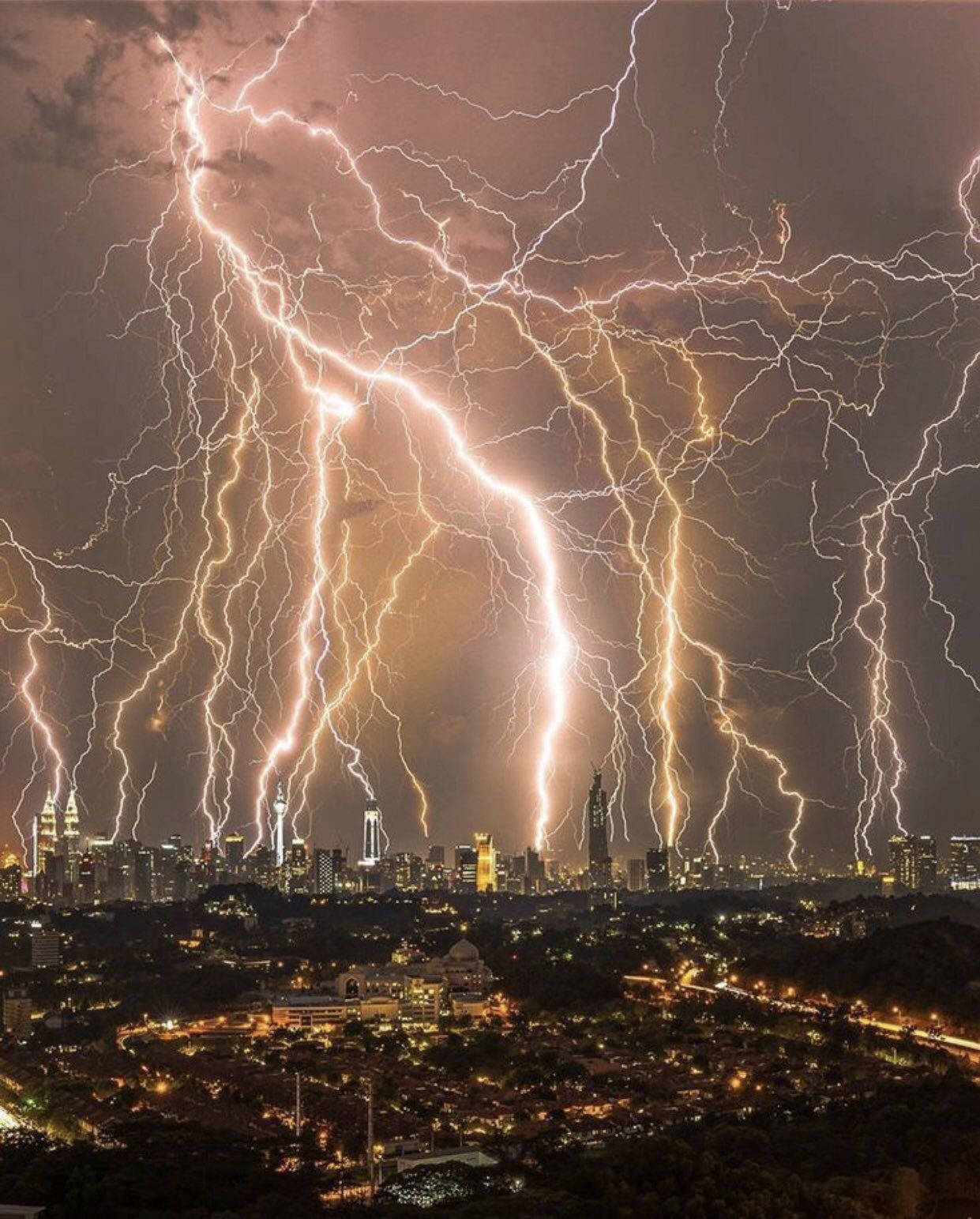 Aesthetic Yellow Lightning City View Background