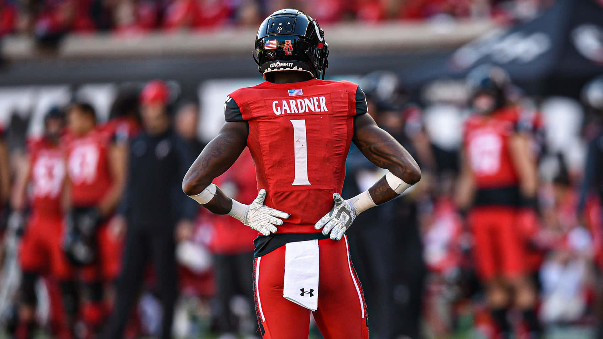 Ahmad Gardner Cincinnati Bearcats Arms Waist Background