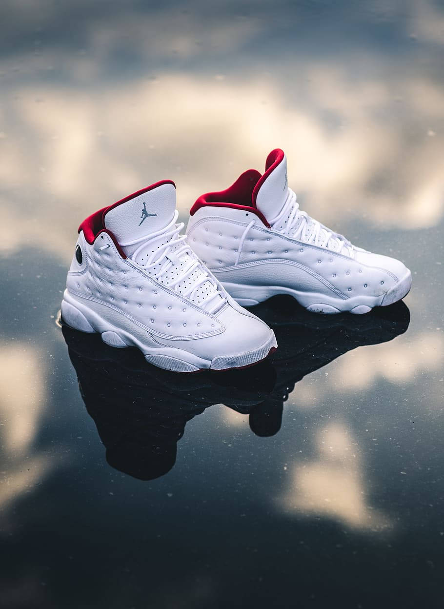 Air Jordan 13 Retro - White/red Background