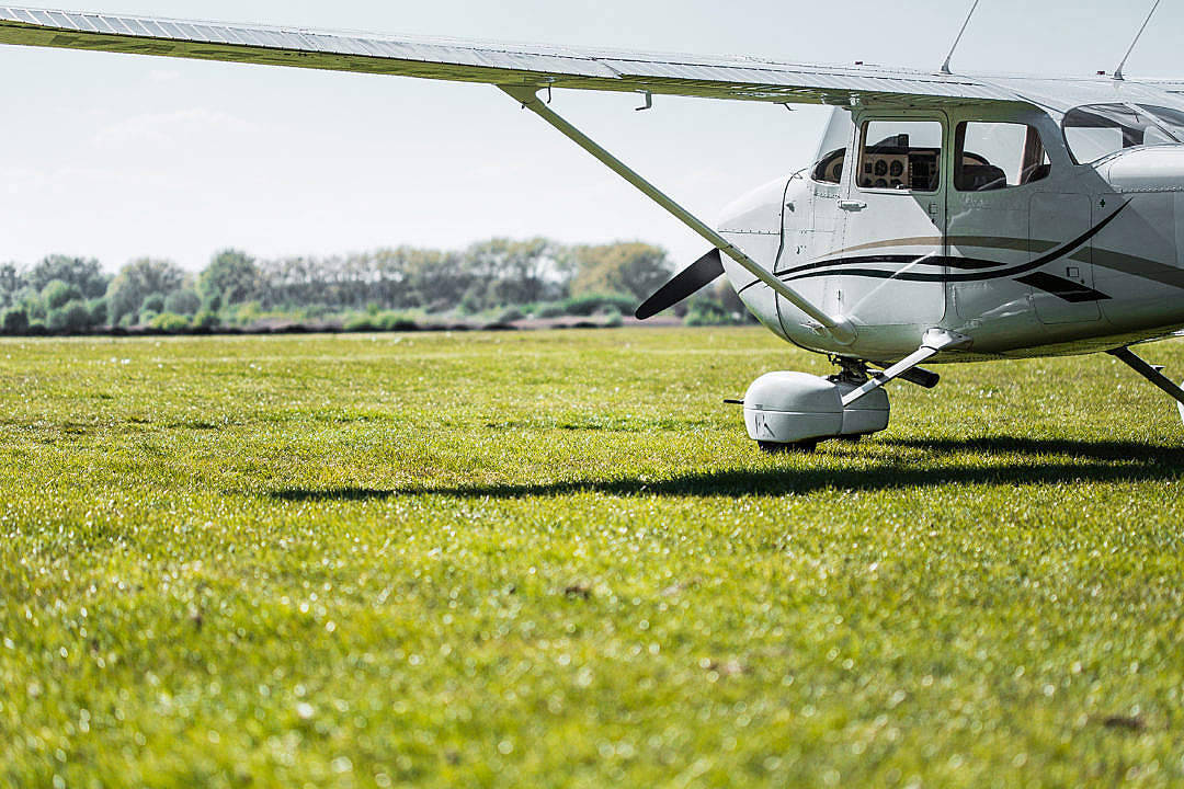 Airplane And Field Golfing Desktop