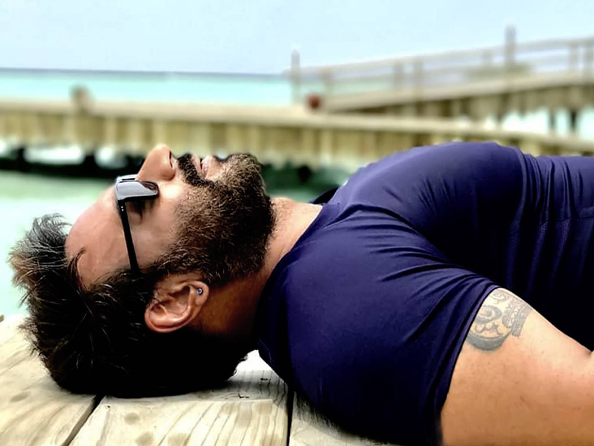 Ajay Devgn At Beach Resort Background