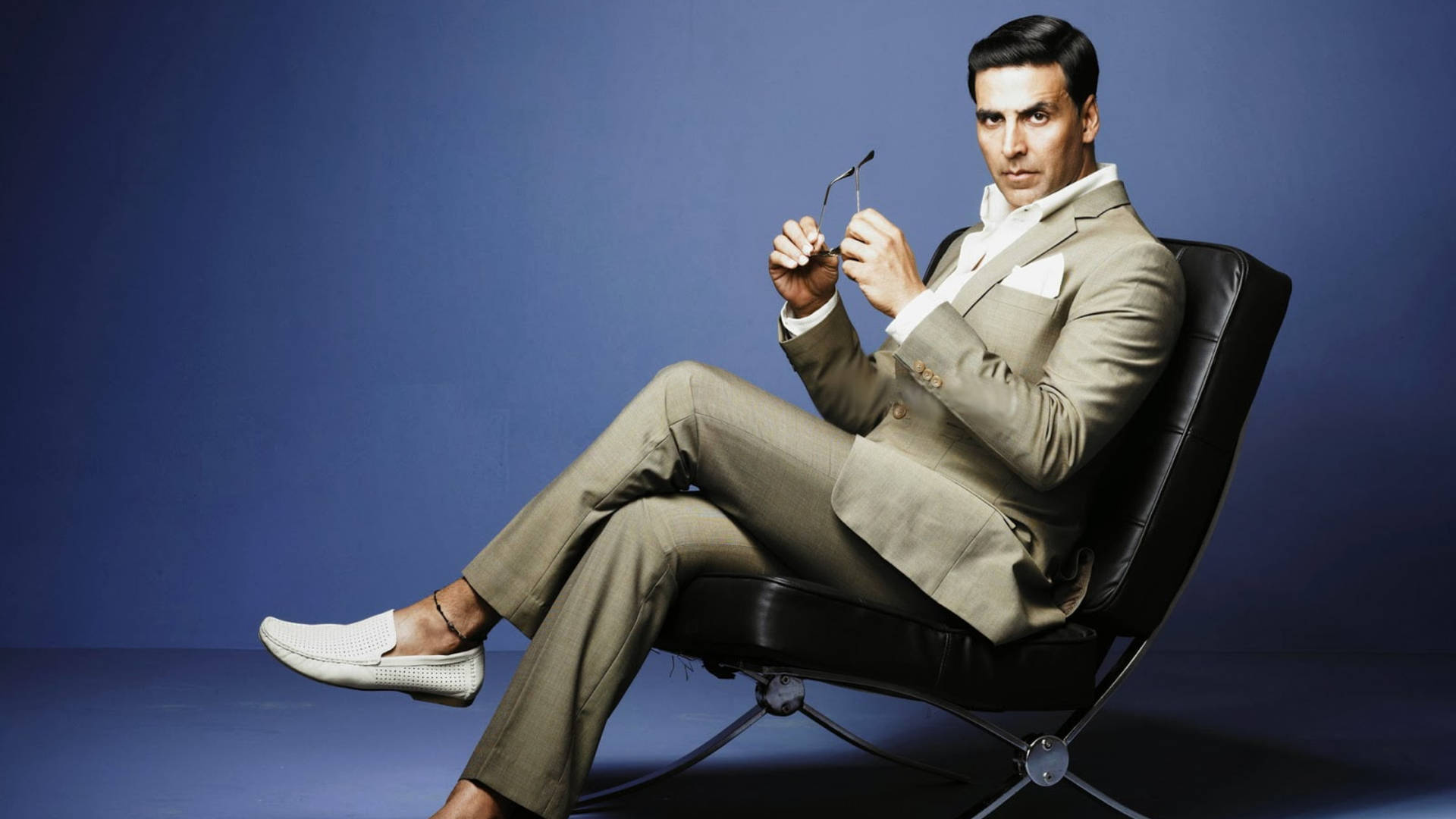 Akshay Kumar In Gray Suit Background