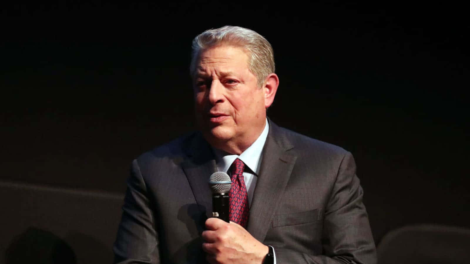 Al Gore Delivering A Speech Background