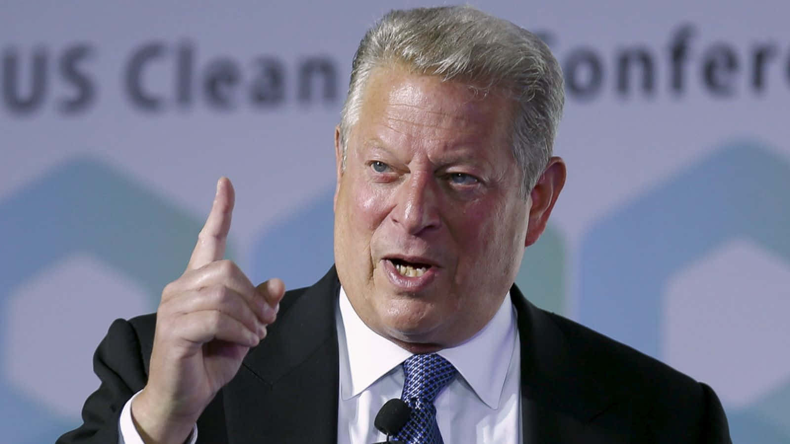 Al Gore Speaking At A Conference Background