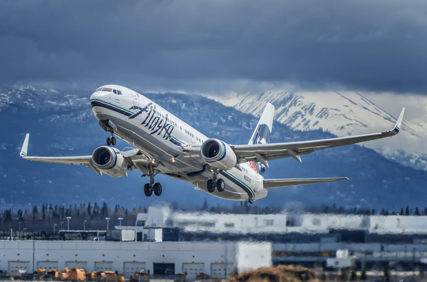 Alaska Airlines Plane Take Off