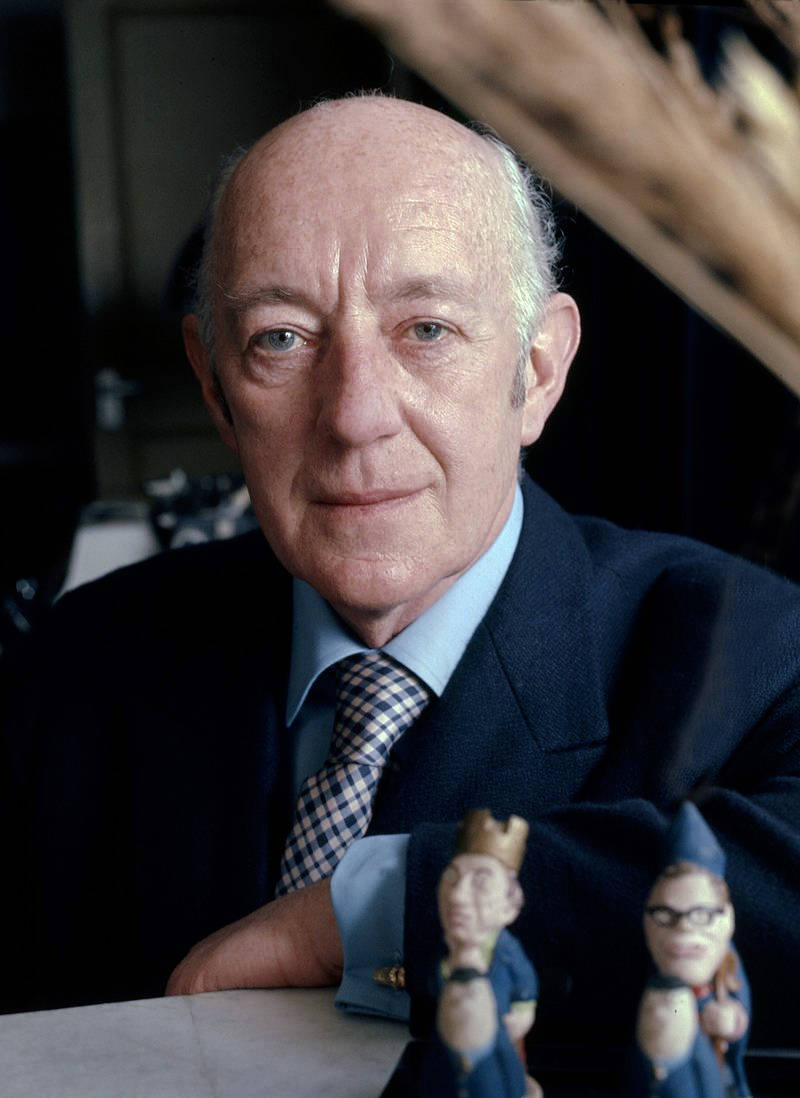 Alec Guinness Simple Smile Background