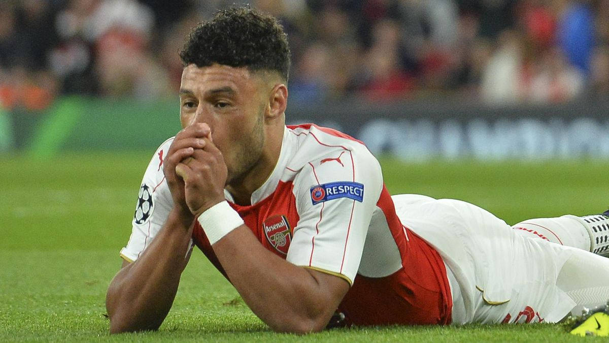 Alex Oxlade-chamberlain Lying On His Stomach Background