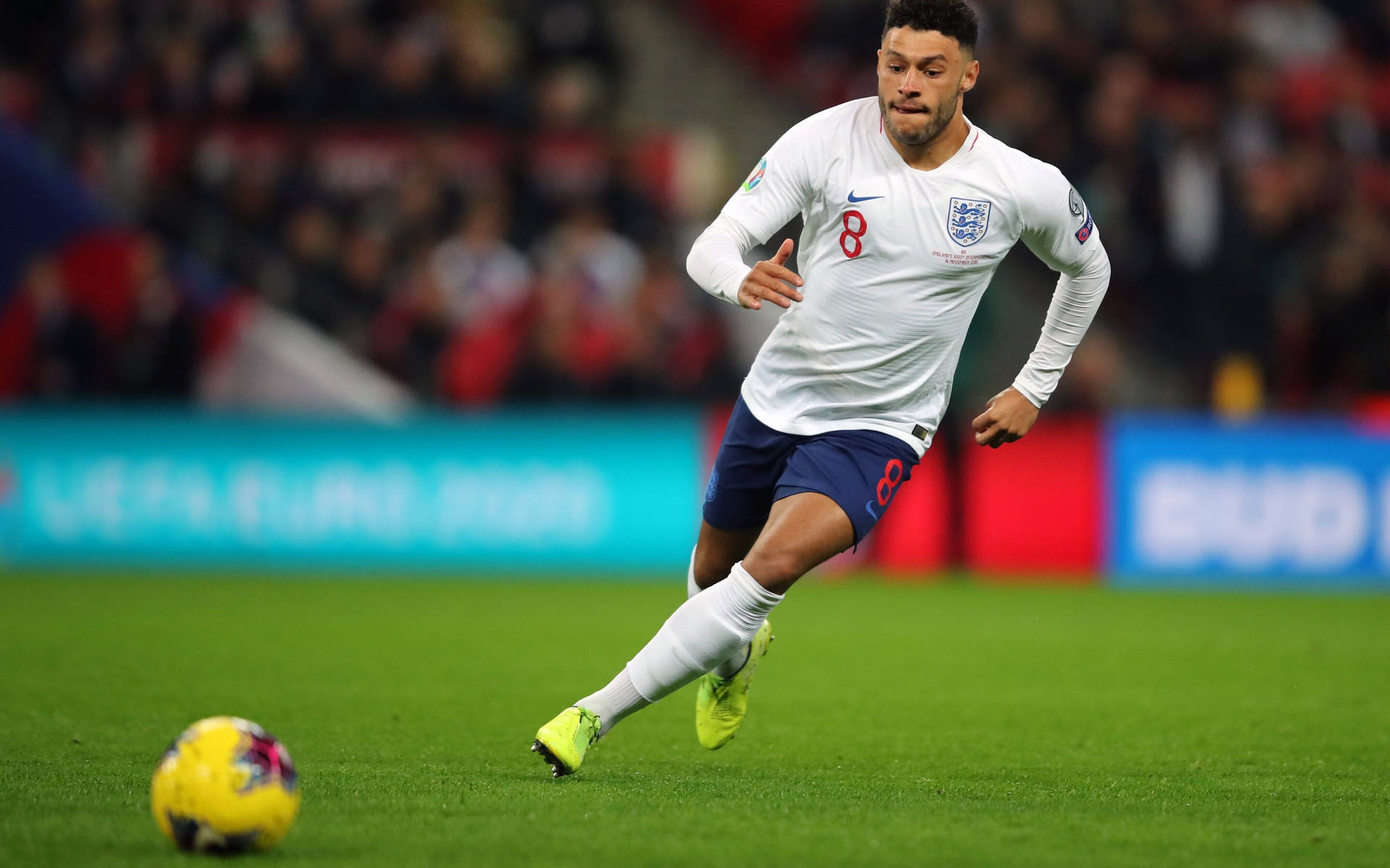 Alex Oxlade-chamberlain Playing Football Background