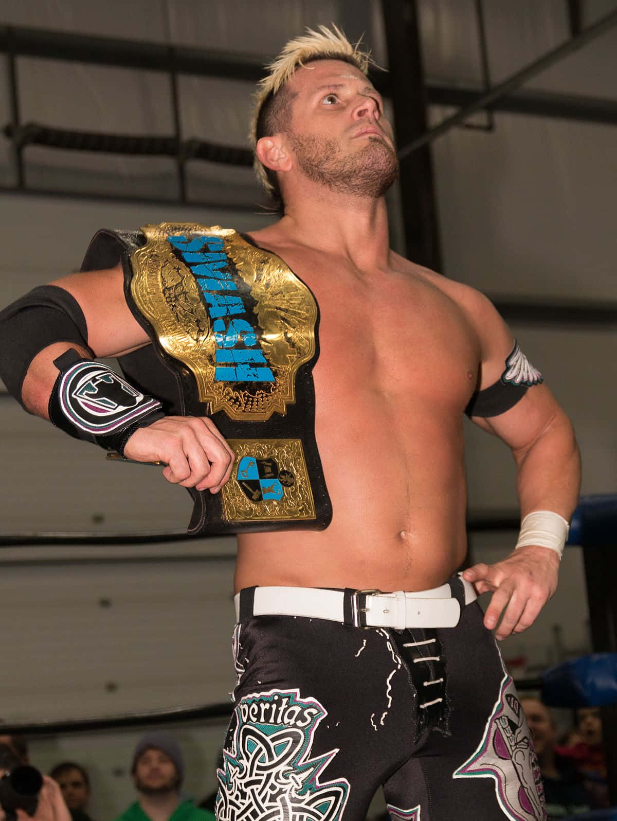 Alex Shelley Proudly Poses With Smash Championship Belt Background