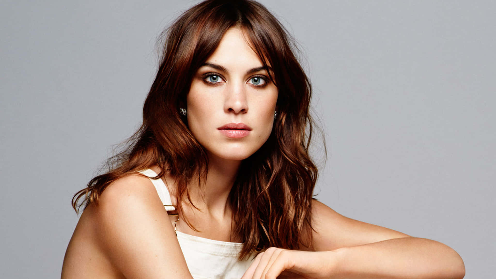 Alexa Chung Elegant Portrait Background