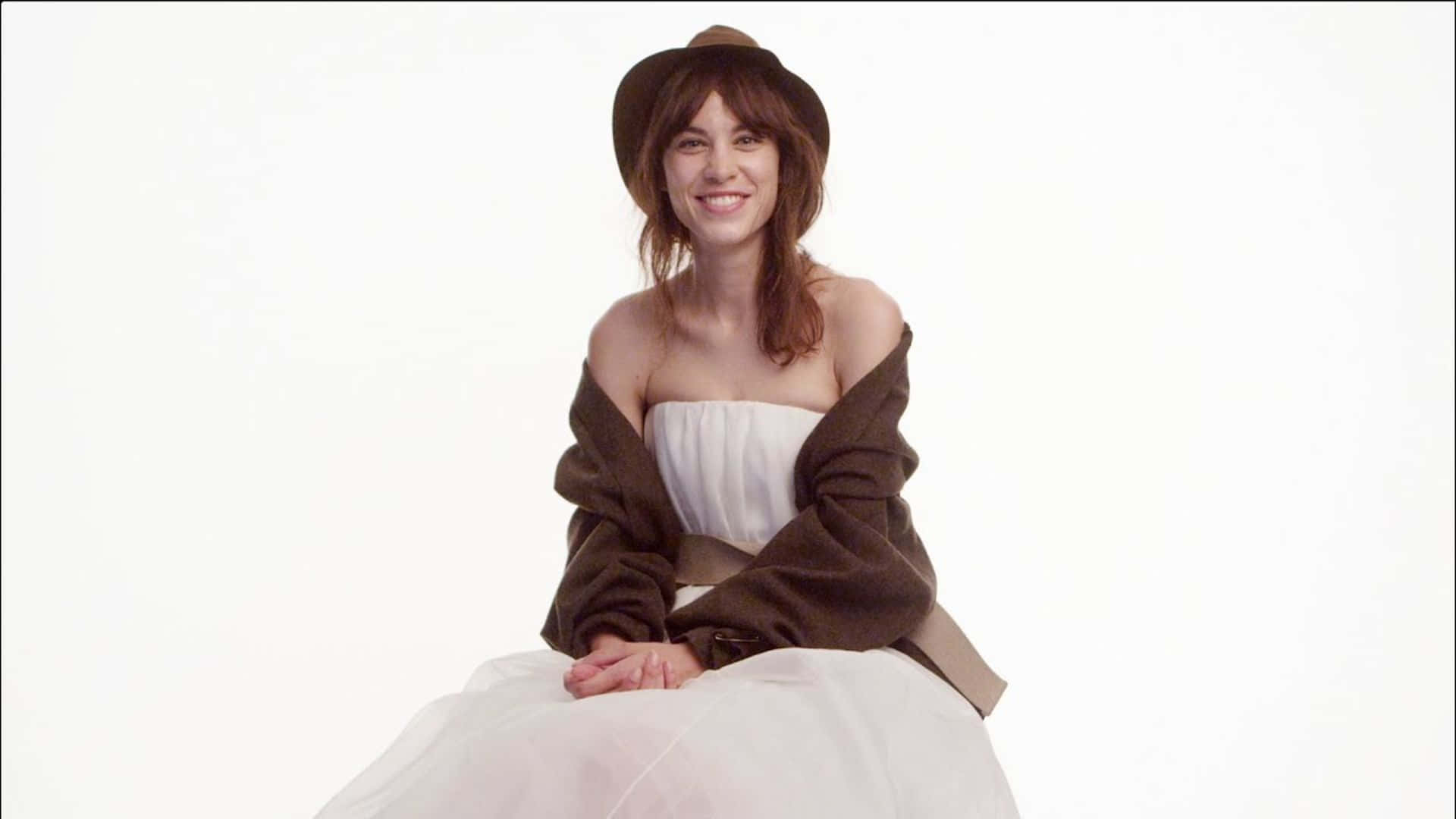 Alexa Chung Smilingwith Hat Background