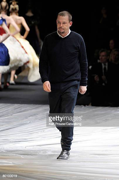 Alexander Mcqueen Final Walk: A Creative Legacy Background