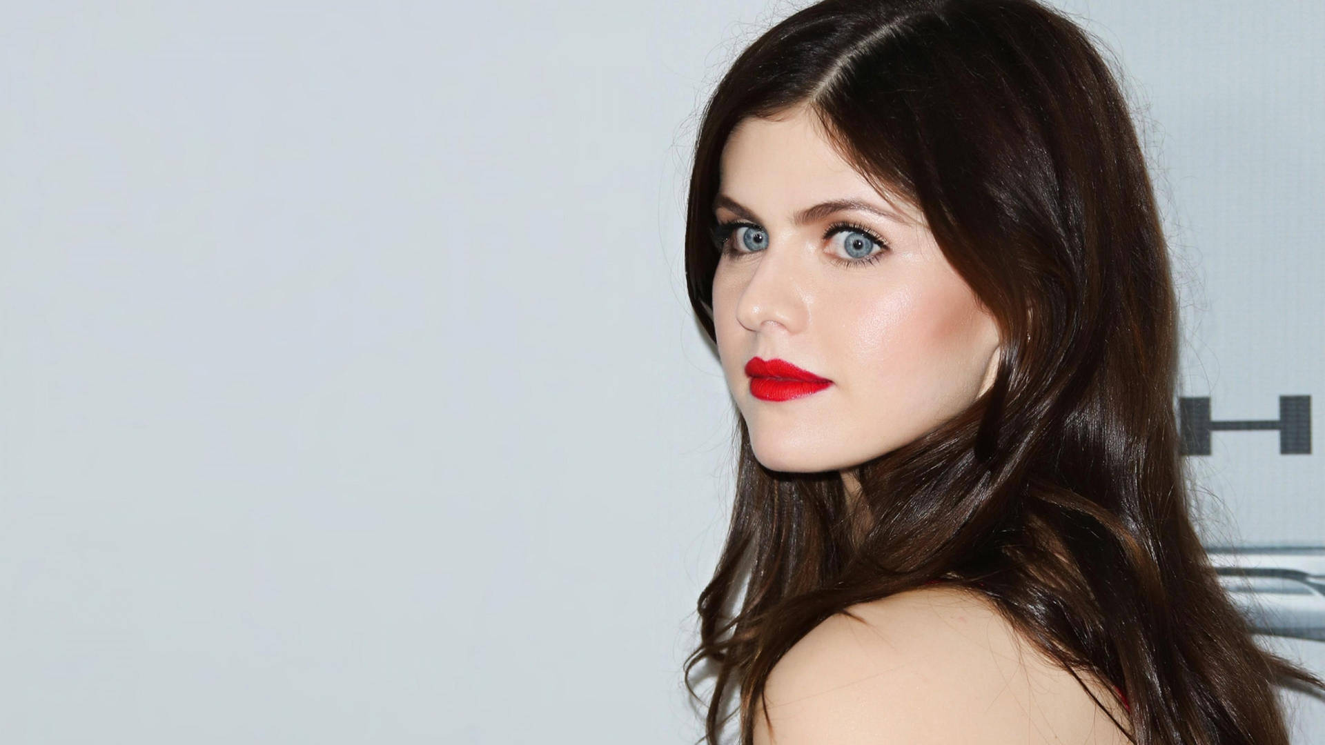 Alexandra Daddario 4k Fair Skin Background