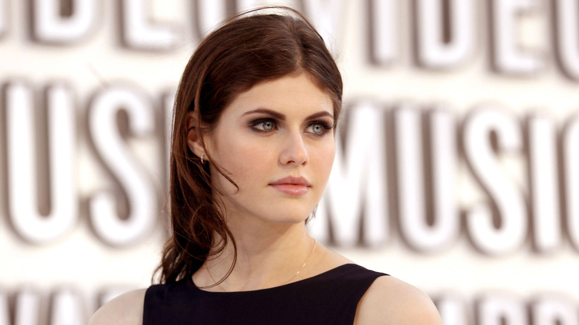 Alexandra Daddario 4k Smoky Eyes Background