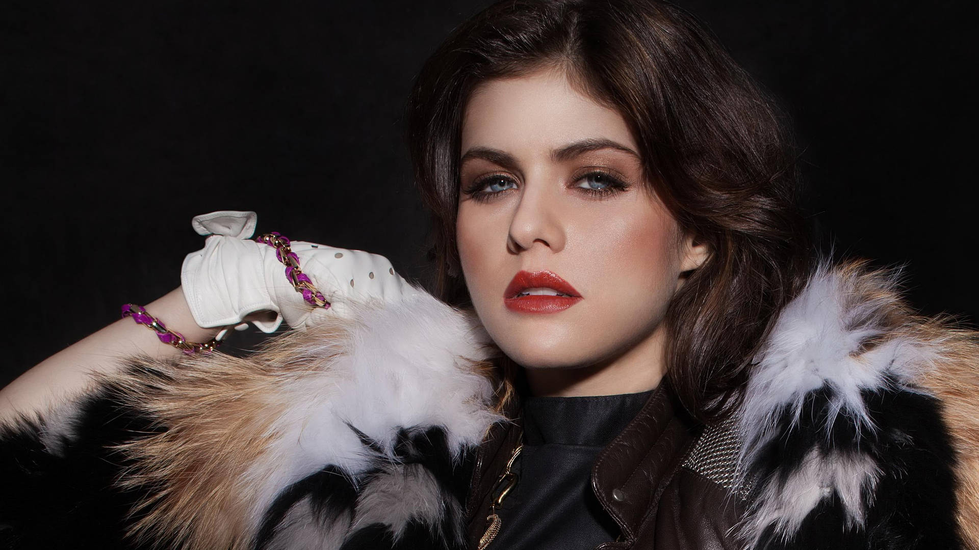 Alexandra Daddario 4k With Fur Jacket Background