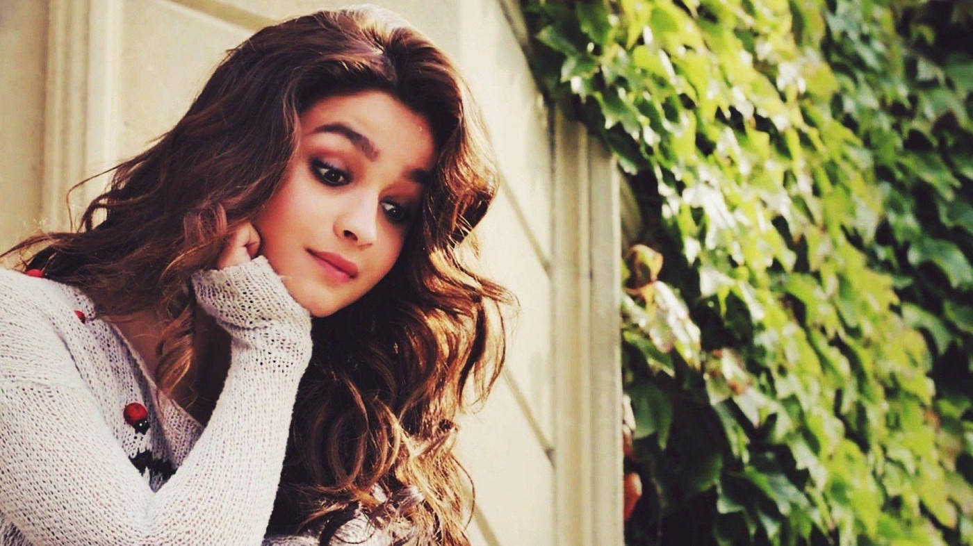 Alia Bhatt Hd Looking From Balcony Background