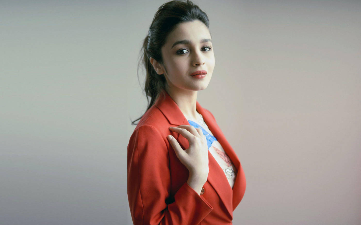 Alia Bhatt Hd Wearing A Dapper Orange Blazer Background