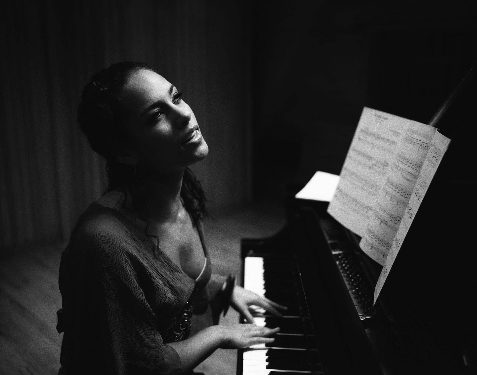 Alicia Keys Playing The Piano