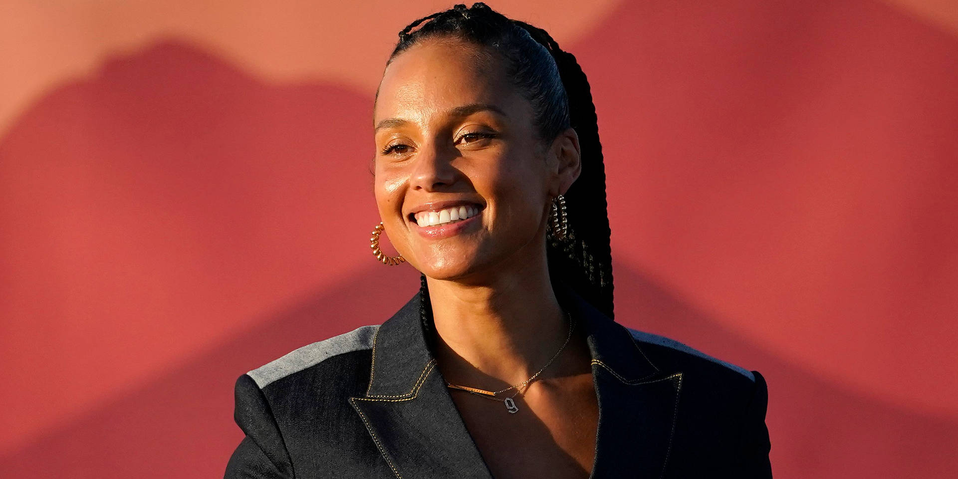 Alicia Keys Smiling Brightly Background