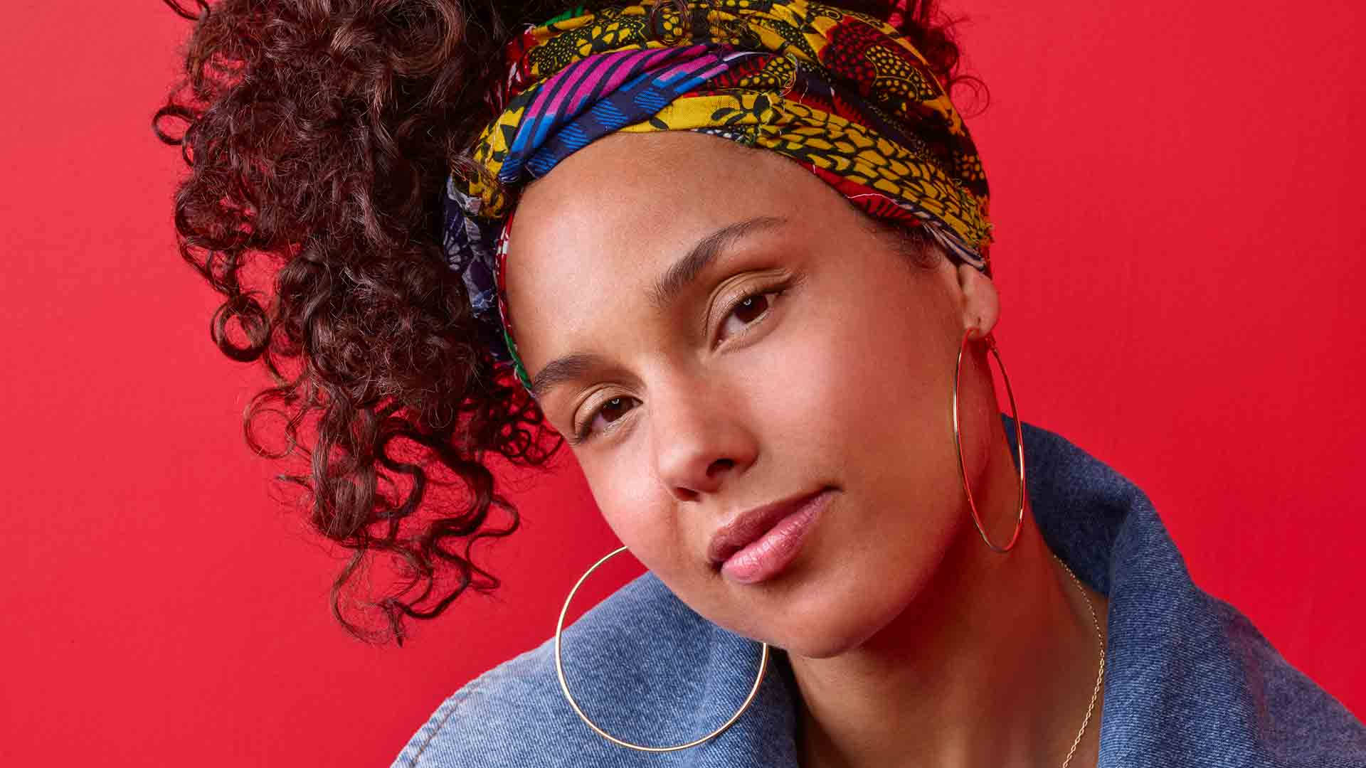 Alicia Keys Wearing Hairband