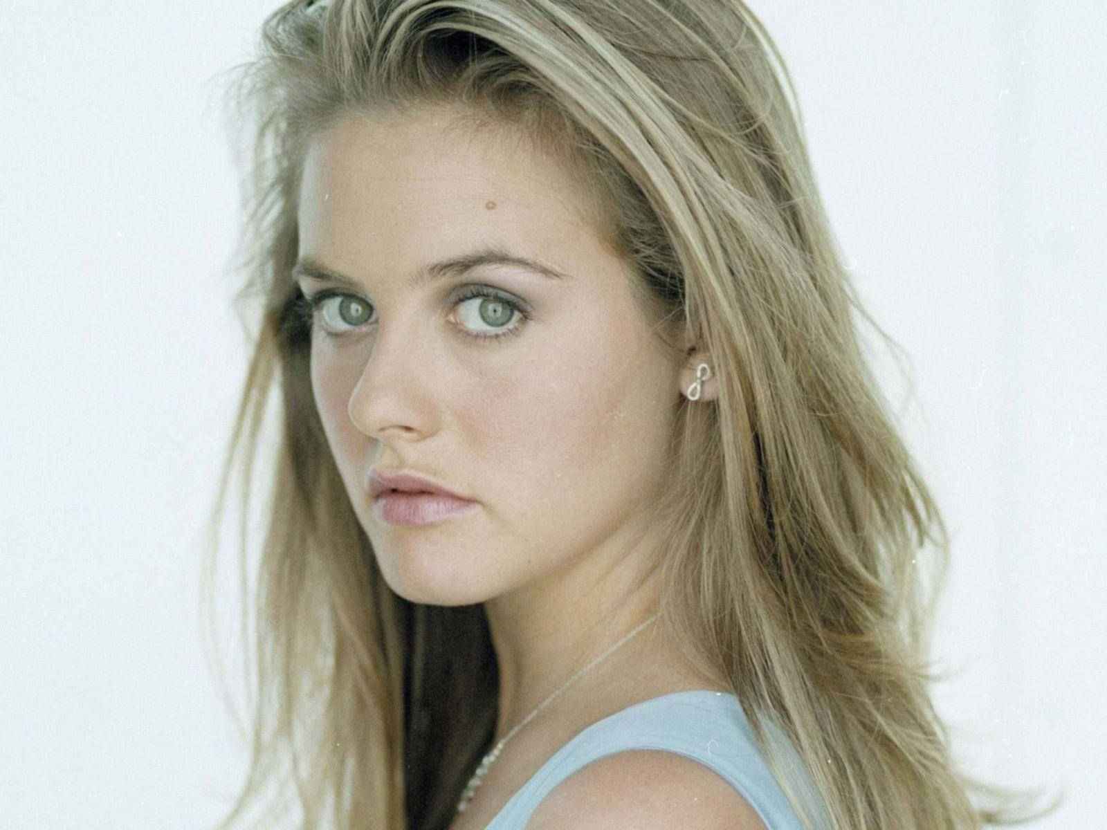 Alicia Silverstone Grey Eyes Background