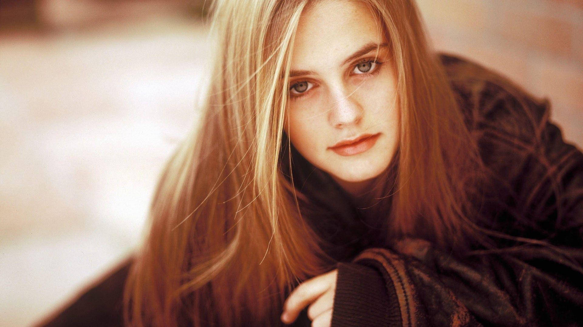 Alicia Silverstone Pretty Face Background