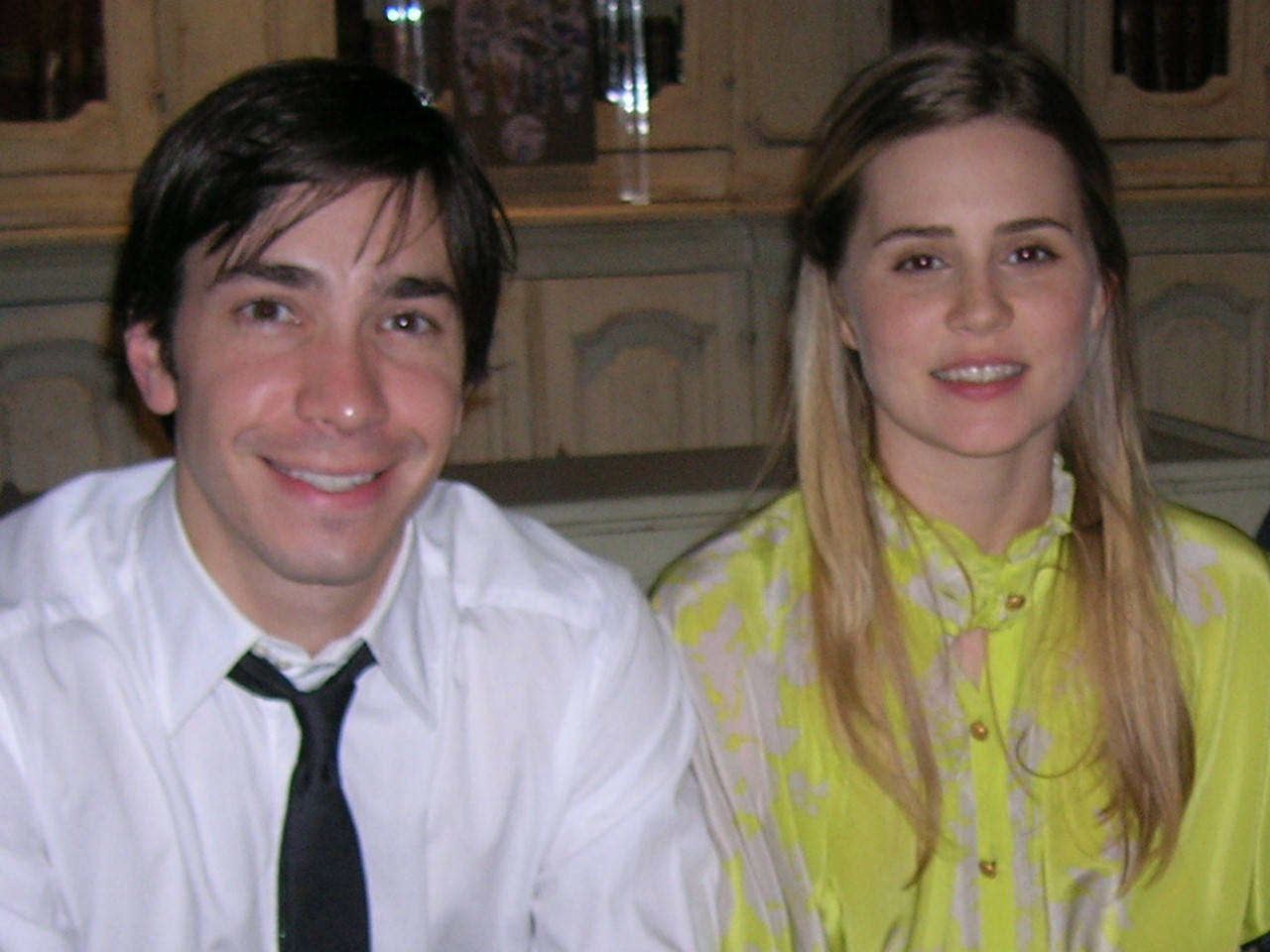 Alison Lohman And Justin Long Posing At An American Event Background