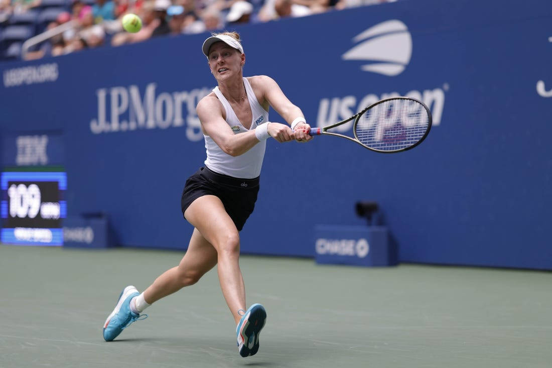 Alison Riske-amritraj Chasing The Ball Background