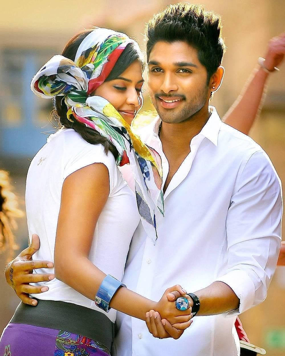 Allu Arjun And Amala Paul Dancing Background