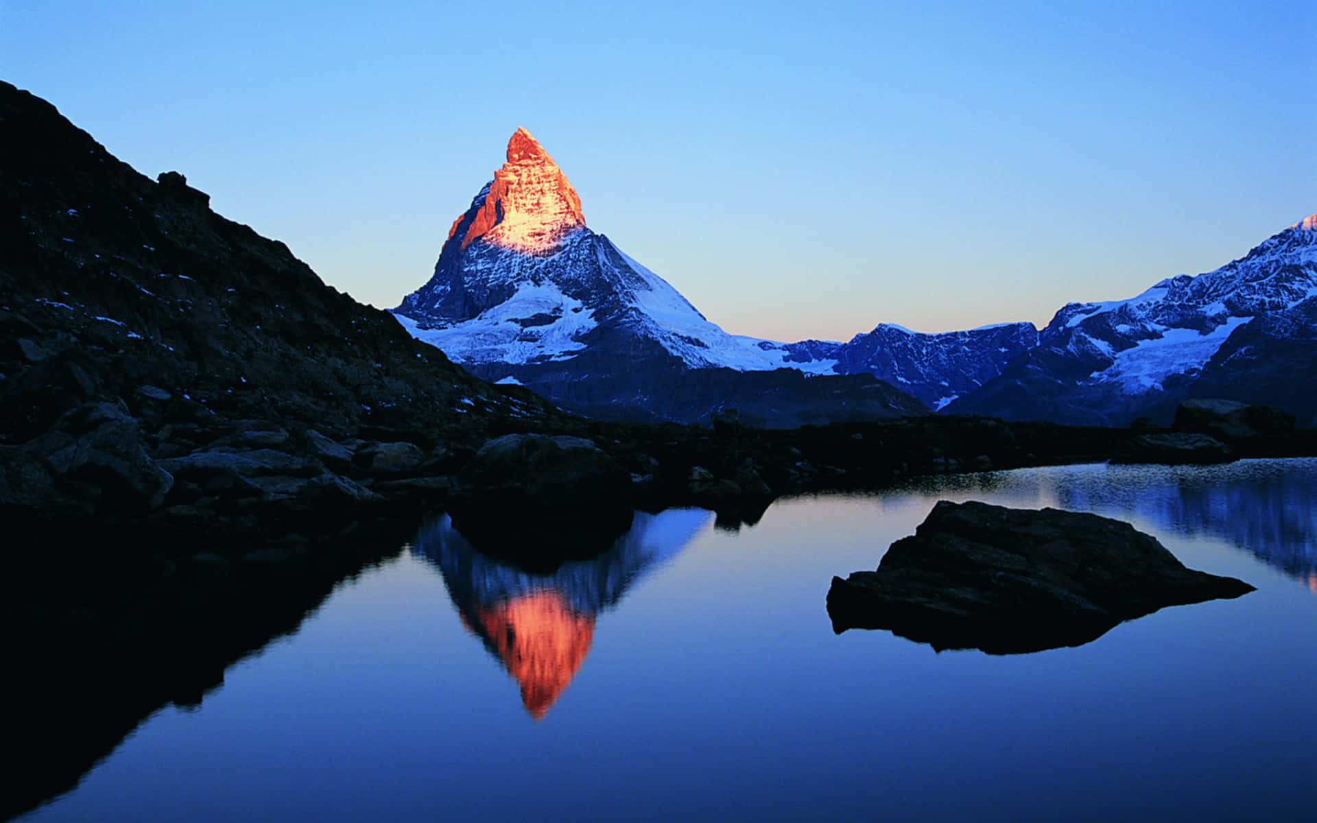 Alpenglowon Matterhorn Peak Background