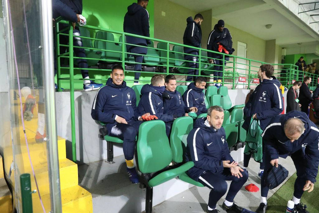 Alphonse Areola Sitting With Teammates Background