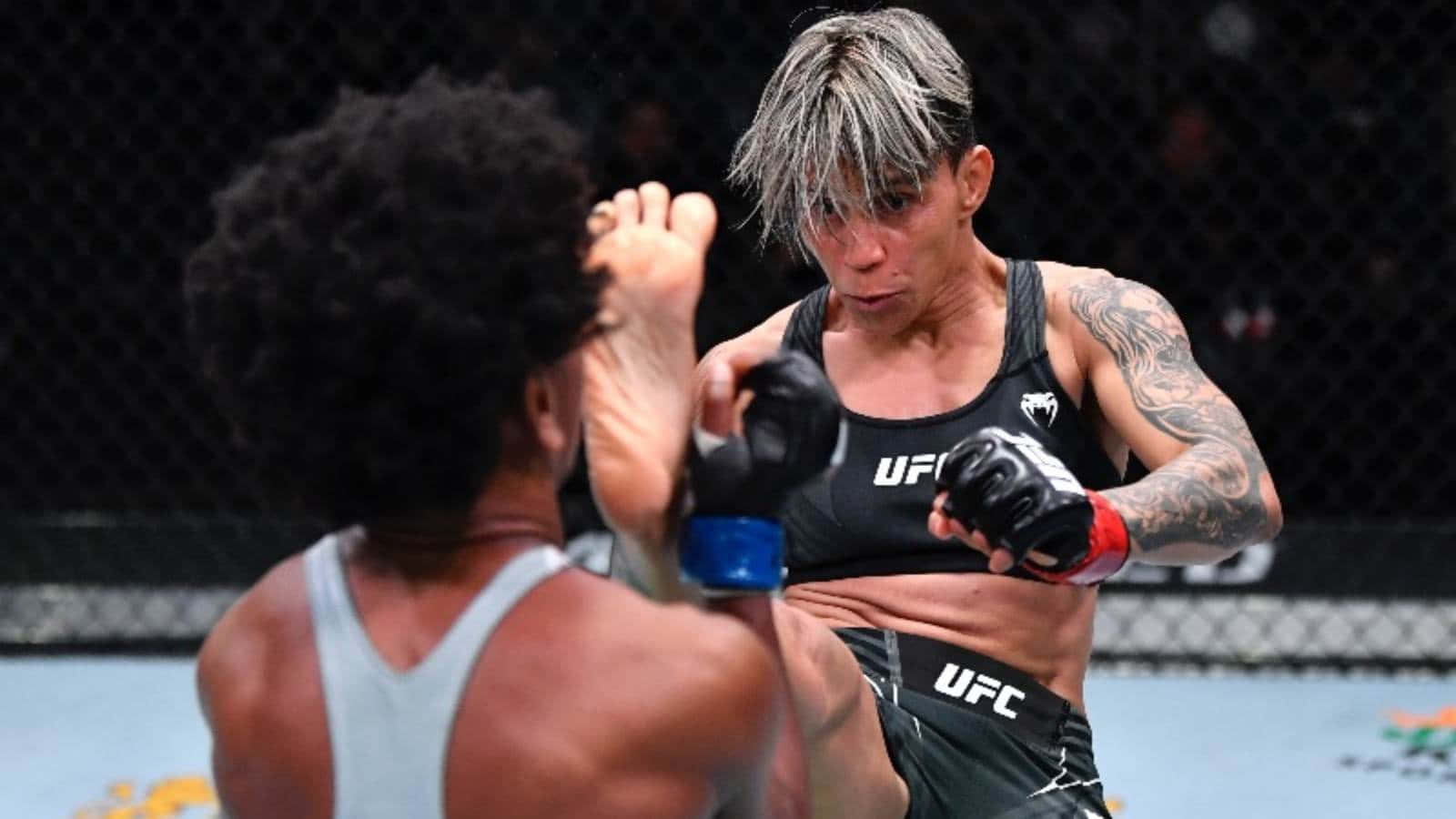 Amanda Lemos In Action - Ultimate Fighting Championship Background