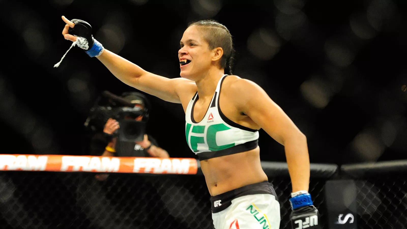 Amanda Nunes Happy Point Background