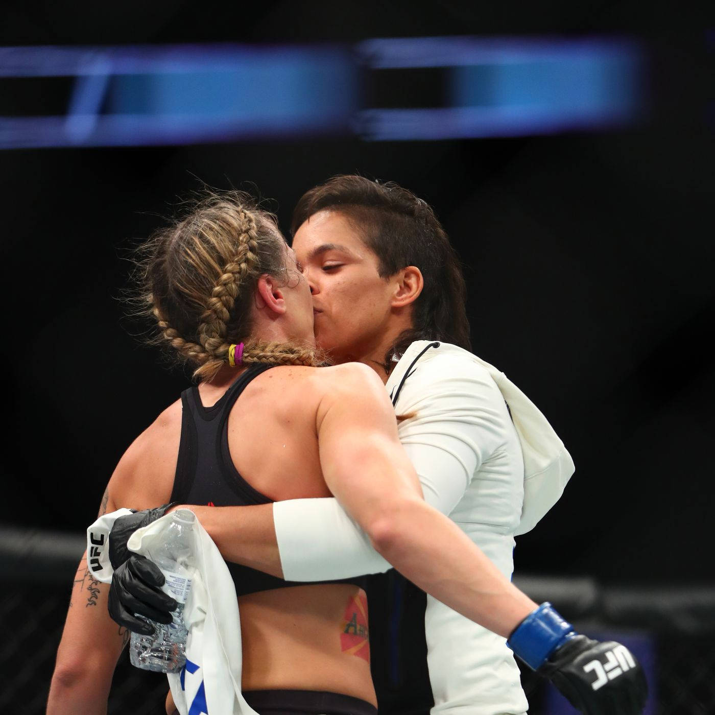 Amanda Nunes Kisses Nina Ansaroff Background