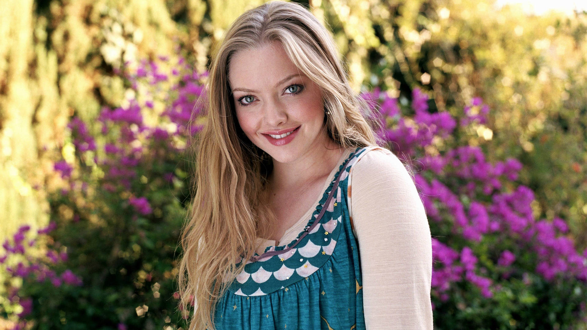 Amanda Seyfried Hollywood Actress Hd Background