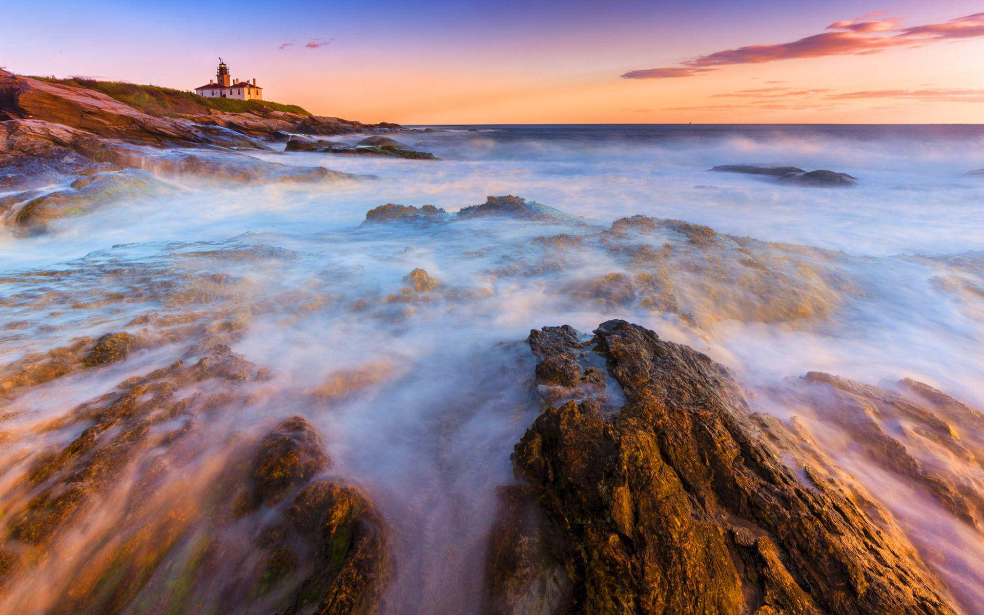 Amazing Beach Waves In Rhode Island Background