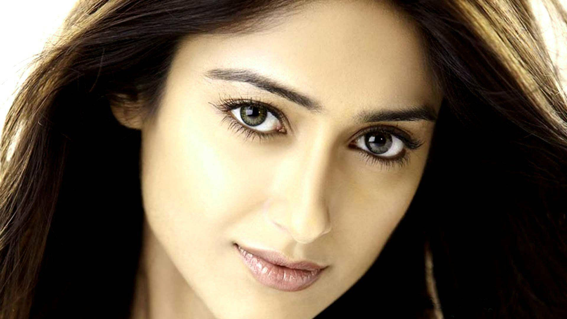 Amazing Eyes Ileana D'cruz Background