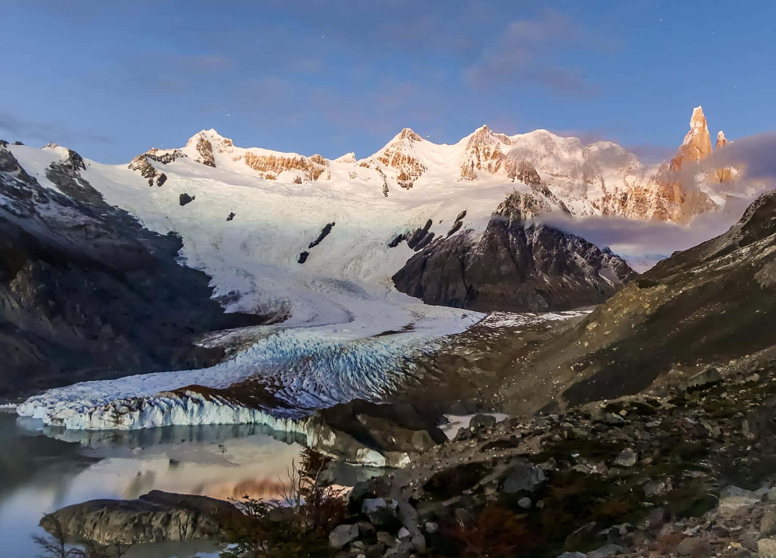 Amazing Landscape Of El Chalten Mountains Background