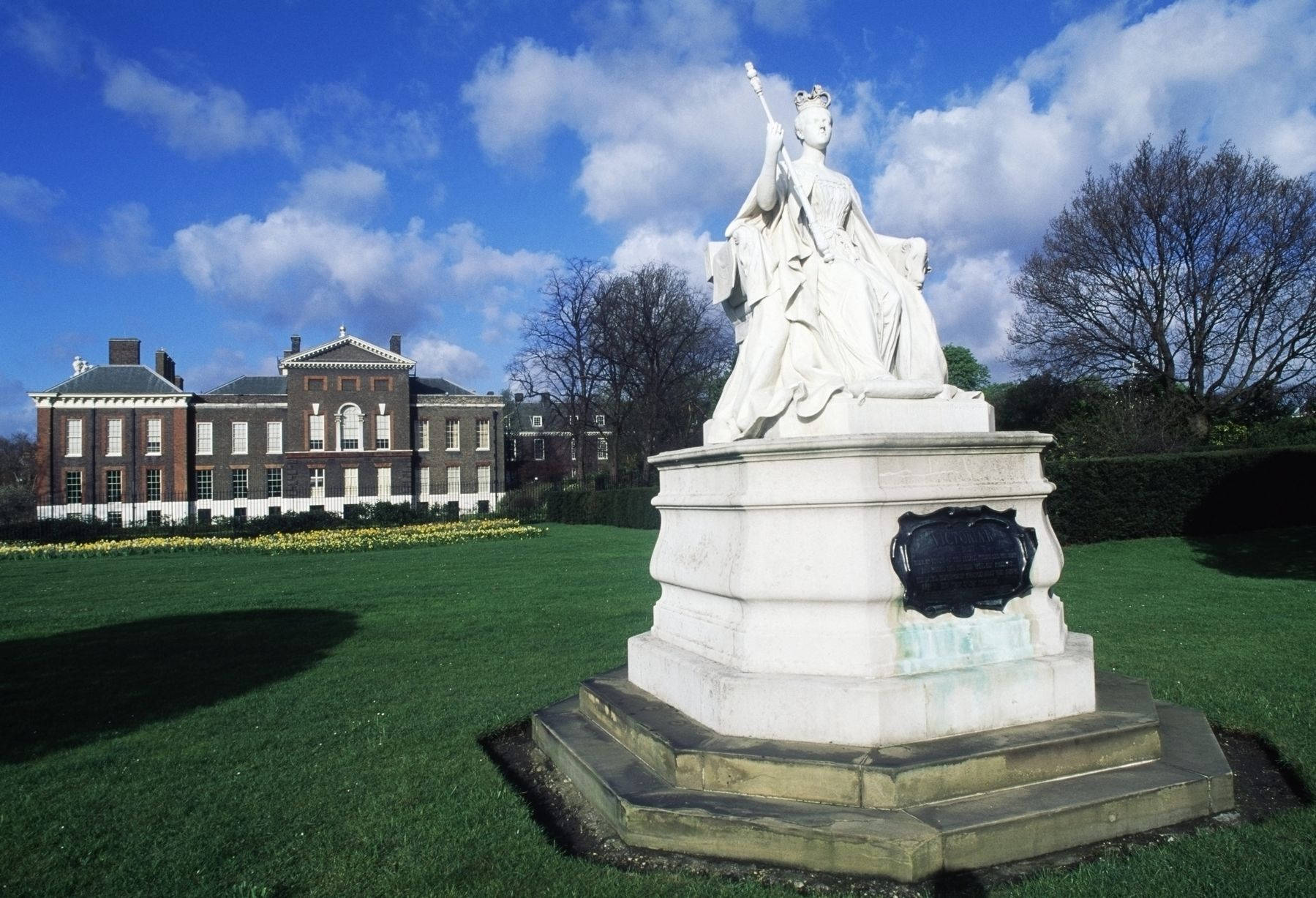 Amazing Statue In Kensington Palace Background