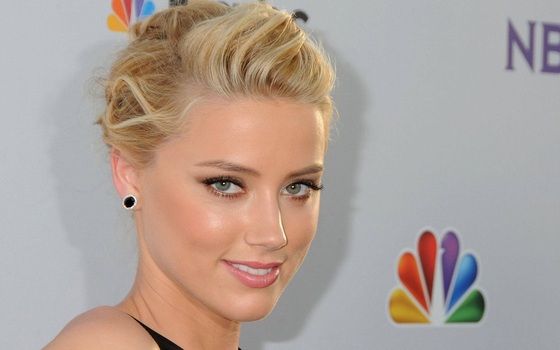 Amber Heard Nbc All-star Party Background