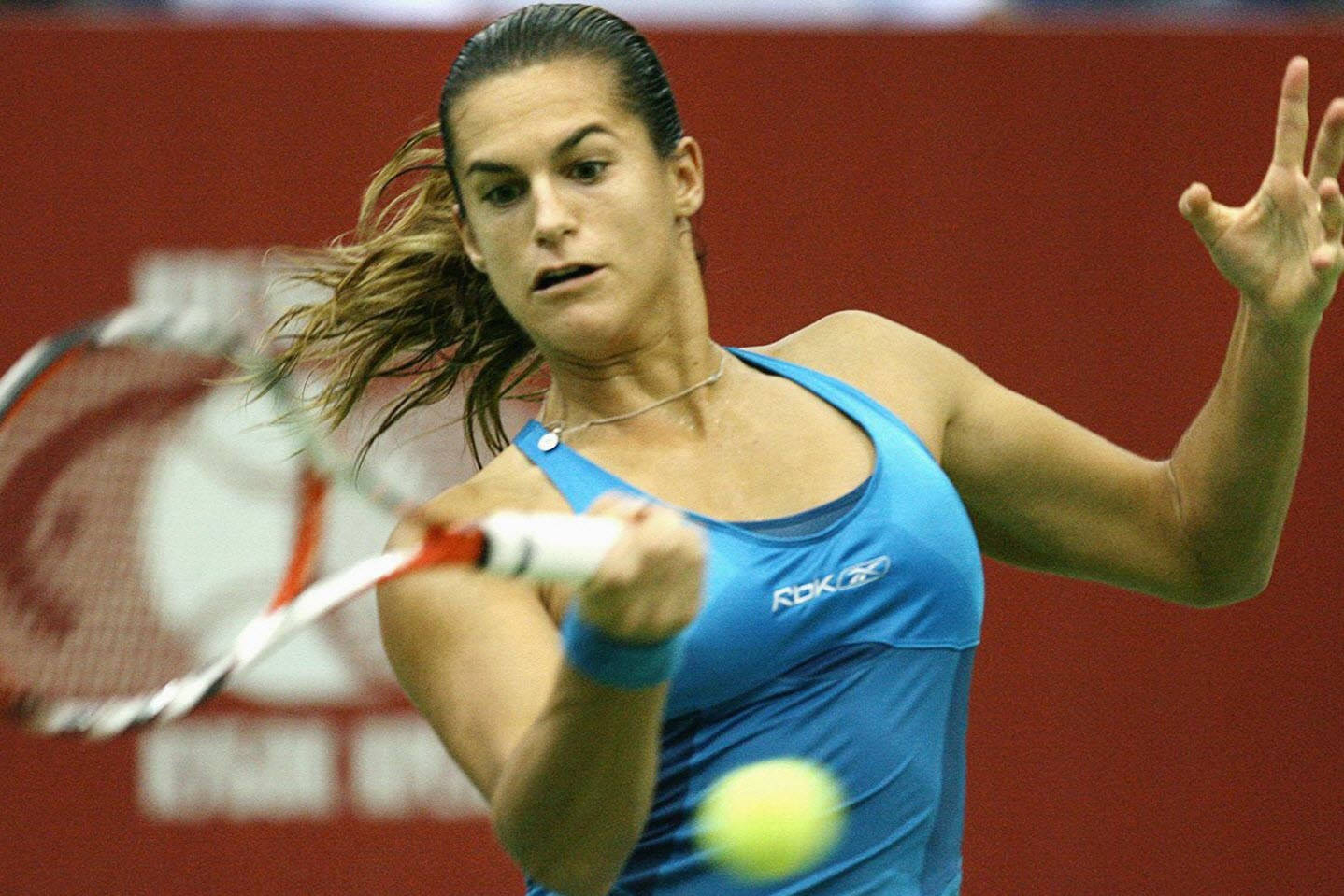 Amélie Mauresmo Aiming At Ball Background