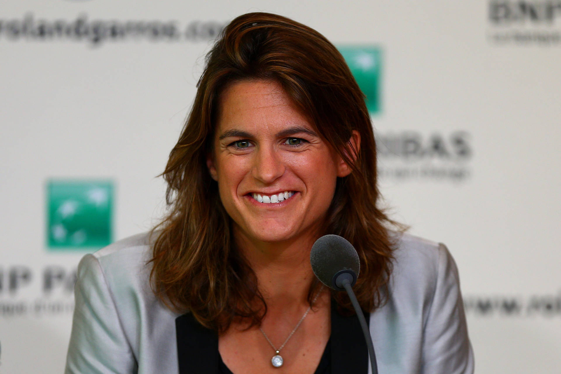 Amélie Mauresmo At A Press Conference Background